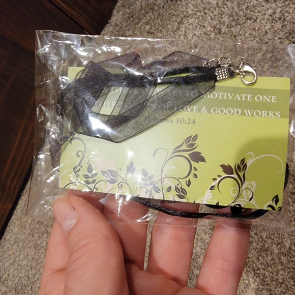 Handmade Glass Diffuser necklace - Picture 11 of 11